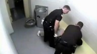 Trzech policjant&oacute;w bije więźniarkę