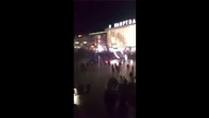 Nagranie jak muzułmańscy imigranci rzucają petardy w tłum ludzi w Kolonii