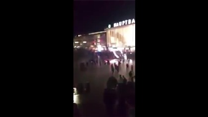 Nagranie jak muzułmańscy imigranci rzucają petardy w tłum ludzi w Kolonii