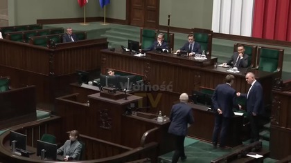 BOSAK USADZIŁ CHAMSKIEGO POSŁA KO W OBRONIE KORONY BRAUNA! SIKORSKI UCIEKŁ Z SALI!