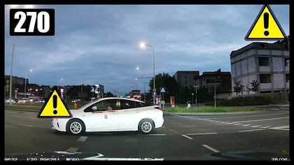 Dwaj kierowcy wjeżdżający na rondo pod prąd, kierowca czarnego BMW X5 oraz kierowca TAXI... 
Zapraszam na odwiedziny!
Grupa na FB: https://www.facebook.com/groups/422309573623668
Instagram: https://www.instagram.com/pk_matan
Strona na FB: https://www.facebook.com/rikordwidjo

https://mubi.pl/id-AJX70F - MUBI, jeśli szukasz taniego ubezpieczenia, znajdziesz je tutaj! 
Dostaniesz zwrot 100zł do 30 dni na konto!

#polscykierowcy #kierowcy #rikordwidjo 
Włącz Full HD!

Pozdrawiam,
Rikord Widjo Team!