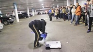 Gość niszczy nowe PS4 przy fanach