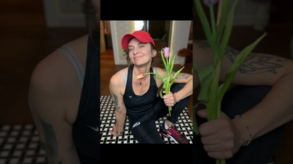 Hej, to ja.  Dresiara z tulipanem.  I z łyżwą.  
Wrażliwa i czuła, jak zawsze.  

A to jest post rozład