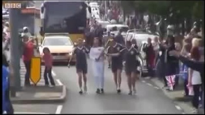 Atak na Polkę biegnącą z płomieniem olimpijskim