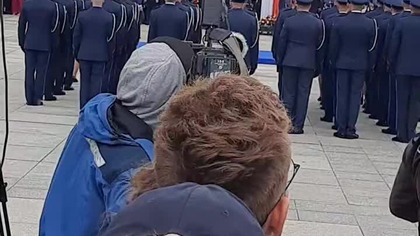 Prezydent wita się z policjantami