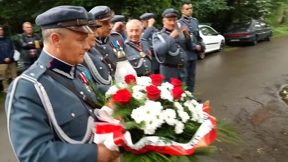 Msza św.  polowa przy odrestaurowanym pamiatkowym krzyżu w Bronicach z 1932 r.