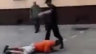Policjant obezwładnia sebixa paralizatorem