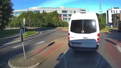 Rondo i brak reakcji przypadek czy celowe?  #rondo #kolizja #droga #polscykierowcy #dashcam
