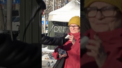 Ludzie rozmawiają przez mydło