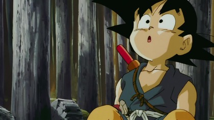 Goku żyje sobie spokojnie w chatce swojego dziadka, do czasu, gdy poznaje Bulmę - dziewczynę, kt&oacute;ra, pragnąc zdobyć jego smoczą kule, postanawia zabrać go ze sobą na poszukiwanie pozostałych i pokazać, jaki wspaniały jest świat. Jednak okazuje się, że nie tylko oni szukają kul. By ocalić ludzkość, Goku musi zmierzyć się z armią czerwonej wstęgi i nie dopuścić, aby w jej ręce wpadły wszystkie kule.