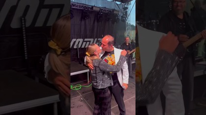 Dodaj mi skrzydeł SUBSKRYBUJ SŁAWOMIRA https://bit.ly/SlawomirYouTube
 NOWA PŁYTA https://czucpiniadz.pl/produkt/cudowronek-preorder/
Cześć tu Sławomir. To była najpiękniejsza i najhuczniejsza rocznica ślubu, jaką obchodziłem.
Szczytna dziękuję WAM za energię, radość i uśmiech, który towarzyszył naszemu koncertowi od początku do ostatniej nuty. 
Ten wieczór na długo zapamiętamy. Moja Żono- 14 lat temu grała nam orkiestra na żywo i tak jest do dzisiaj i niech tak już będzie zawsze.
Dziękuję że wytrzymujesz ze mną już tyle lat!!!
#rocznica #wedding #małżeństwo #koncert #live #rockpolo #szczytna #dziekujemy