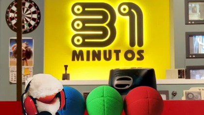 31 Minutos (31 Minutes) - Juanin and the TV channel logos