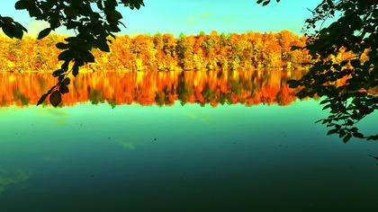 To ukryte jezioro zmienia kolory jak MAGICZNIE podczas zachodu słońca!