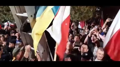 Już jest śledztwo! Już ustalili personalia mężczyzny, który wczoraj w nocy ściągnął FLAGĘ UKRAINY z  mp4 686x432
