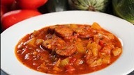 Leczo z kiełbasą i dużo świeżych warzyw smak lata