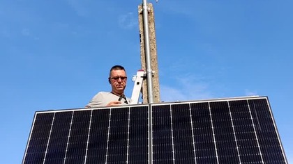 Przykład montażu turbiny wiatrowej na słupie betonowym