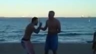 Starszy gość nokautuje cwaniaczka na plaży
