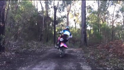 Motocrossowy trik z wykorzystaniem drzewa