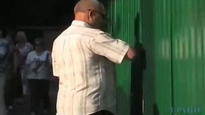 Walka na ulicy w czasie blokady drogi. Rosja