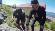 Jak rozłupać większe kawałki drewna mając pod ręką jedynie mały nożyk?