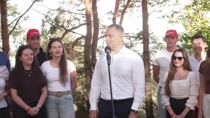 CAŁA PLAŻA BIJE BRAWO! NAWROCKI TAK ZMIAŻDŻYŁ DZIENNIKARZA TVN, ŻE AŻ PRZERWALI TRANSMISJĘ!