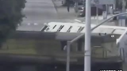 Autobus wpadł pod pociąg