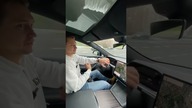 Przejazd ronda nową Teslą z WOLANTEM zamiast KIEROWNICY 