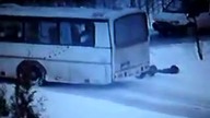 Pijany człowiek i autokar
