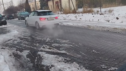 Szklanka na drodze.  Kierowca walczy z niewielkim wzniesieniem