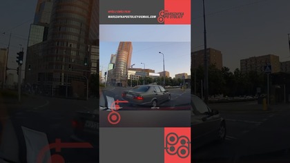 Kierowca przejeżdża na czerwonym świetle i cudem unika zderzenia #warszawa