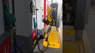 Robot zatankuje za Ciebie samochód na stacji benzynowej w Chinach #short #chiny