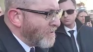 Straszne.  Dziwolążka, do granic pewna siebie, bez doświadczenia, bez ogłady - a nawet bez podstawow