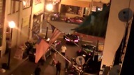 Un solo hombre se enfrenta a pandilleros con un bat de b&eacute;isbol (USA)