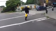 Jazda na jednym kole w ruchu ulicznym