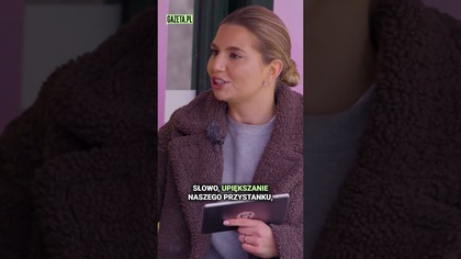 Aleksandra Grabowska podpisuje się na przystanku!