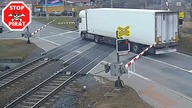 Polski kierowca tira taranuje rogatki na przejeździe kolejowym w Czechach.  STOP PIRAT