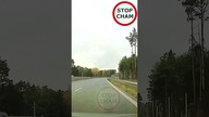 Rowerzysta jedzie pod prąd dwupasmówką