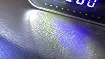 Tak znajdziesz ukrytą kamerę w hotelu. Jeśli trafisz w obiektyw aparatu, uzyskasz niebieskawe odbicie