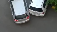 Dwie kobiety parkujące w tym samym czasie