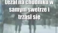 Leżał na chodniku w samym swetrze i trząsł się z zimna.  Interweniowali policjanci