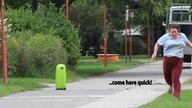 Kobieta ucieka przed bombą