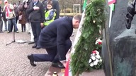 Prezydent Andrzej Duda robi dobry uczynek wymienia stare kwiaty na nowe i pachnace