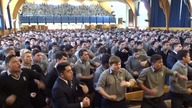 Uczniowie żegnają przechodzącego na emeryturę nauczyciela