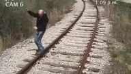 Debil bawił sie na torach i jak to sie skończyło !!!