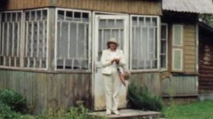 Publicystka Alwida Bajor przy domu Józefa Mackiewicza w Czarnym Borze pod Wilnem, pocz.  XXI w..