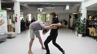 Drobna kobieta rzuca dziennikarzem o ziemie - warsztaty z Krav Maga w Klubie To i Owo