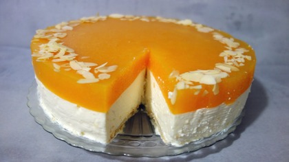 Sernik na zimno z wiaderka, jest pyszny! Prosty przepis na sernik z musem brzoskwiniowym i galaretką