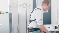 Egzoszkielet bez baterii zastępujący krzesło