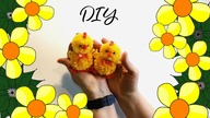 Malutki kurczaczek na Wielkanoc z resztek wł&oacute;czki, z pompon&oacute;w. Jak zrobić?  DIY