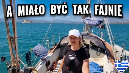 Nieudany rejs po Grecji? Tak  i to dosłownie!
W tym odcinku odwiedza nas gość z Polski  dziewczyna mojego syna, Nadia. Wspólnie ruszamy do Nafplio, gdzie czeka na nas mój widz Edward i jego jacht. Plan był prosty: kilka dni pod żaglami, rejs z Nafplio do Tolo i relaks na greckim morzu. Ale życie  jak to życie  miało inne plany. 

Już w trakcie rejsu Konstantinosa dopadła choroba morska  wymiotował dwa razy i szybko stało się jasne, że dalsze żeglowanie nie wchodzi w grę. Po dopłynięciu do Tolo dosłownie rzucił się na beton i leżał tak długo, aż doszedł do siebie. 
To było już drugie podejście Konstantinosa do żeglowania  i wygląda na to, że ten sport jednak definitywnie nie jest dla niego.

Autobusu do Aten już nie było, więc zostaliśmy na noc w miasteczku. Dzięki temu poznaliśmy cudownego właściciela hotelu  pana Dimitrisa, a wieczorem poszliśmy na spacer po pięknym Tolo.

To odcinek pełen przygód, nagłych zwrotów akcji i greckiej gościnności. Zobacz, jak wyglądały nasze wczasy pod żaglami w Grecji, które... miały wyglądać zupełnie inaczej.

 Miejsca, które odwiedziliśmy:
 Nafplio
 Tolo
 Morze Argolickie